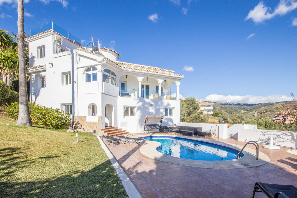 Villa de 6 dormitorio/s,  y 4 baño/s  para venta en Elviria, Marbella