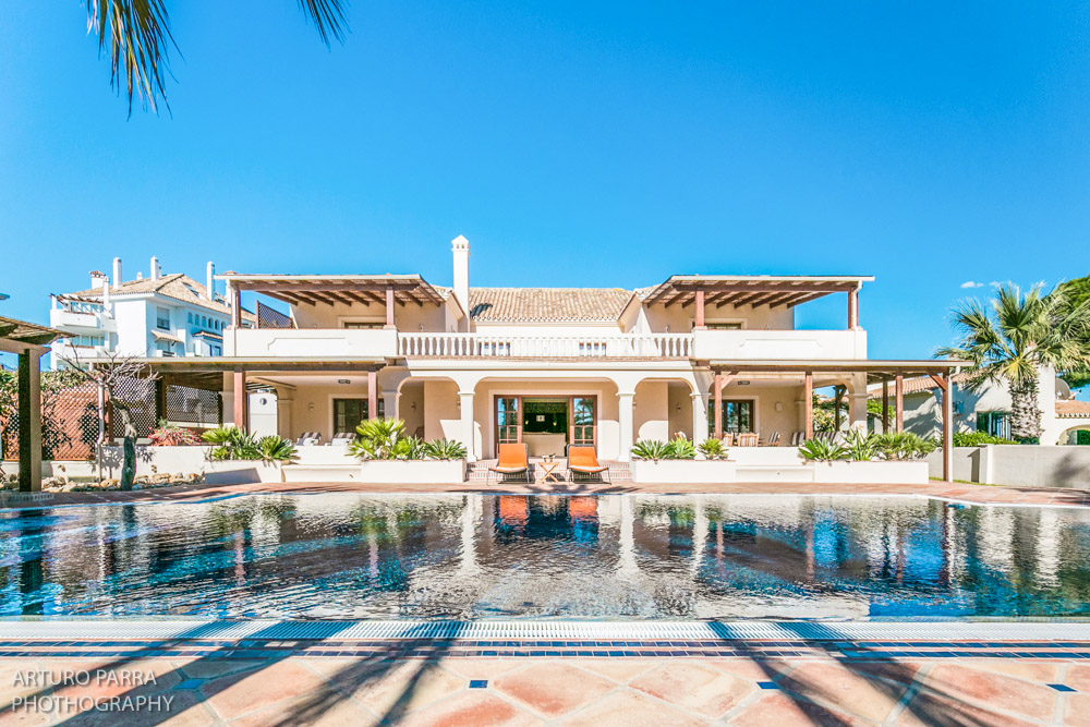 Luxurious Beachside Villa in Las Chapas