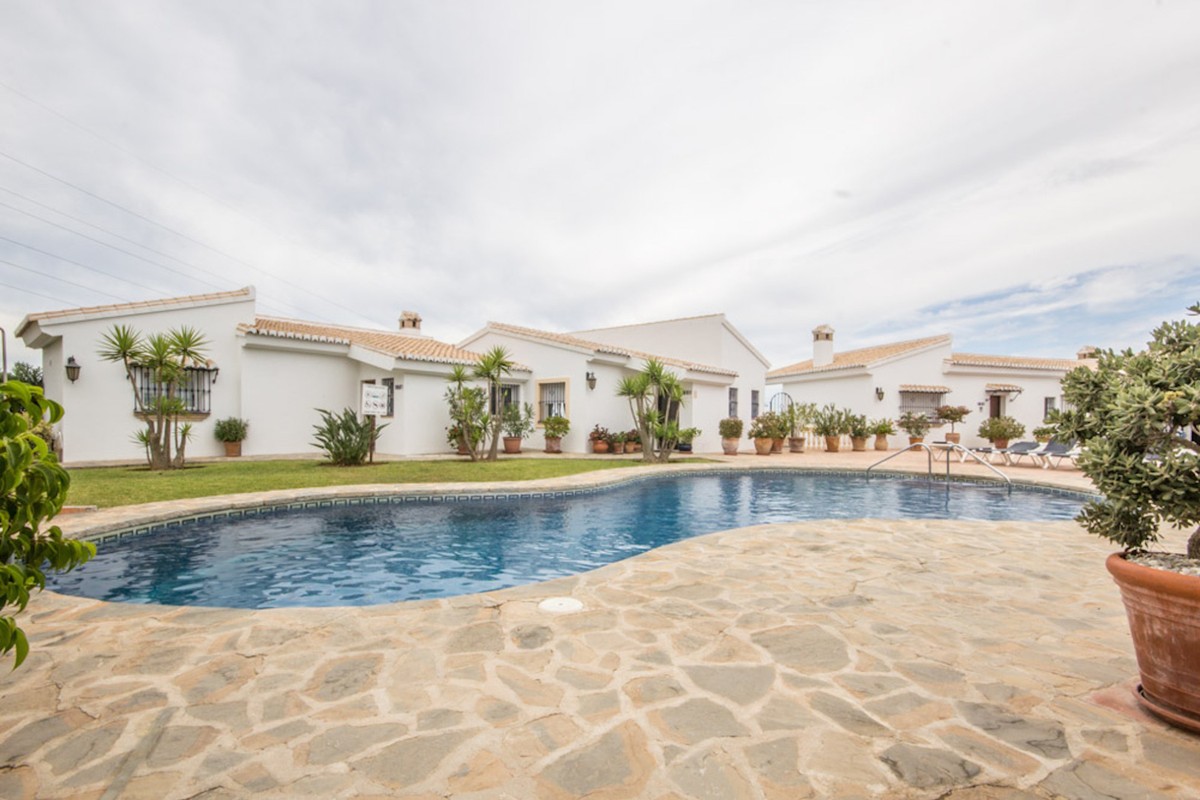 Charming fully reformed 4bed Townhouse in El Chaparral