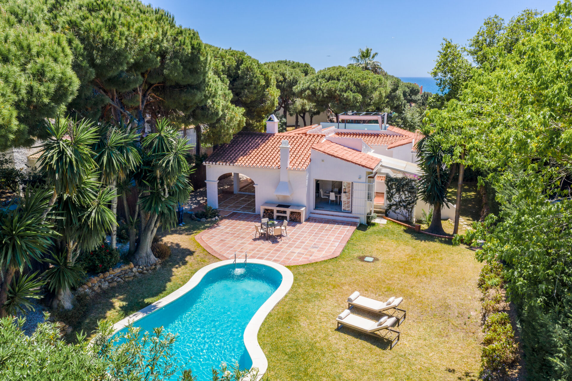 Charming villa in Calahonda 300 meters from the beach.