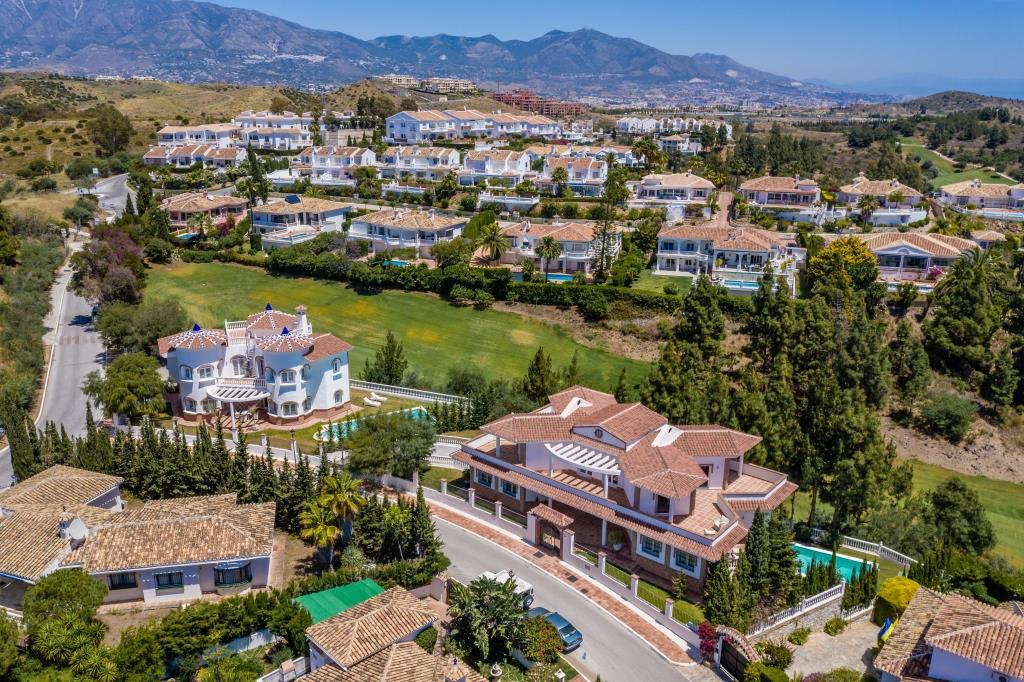 Hermosa villa en el campo de golf El Chaparral con vistas al mar.