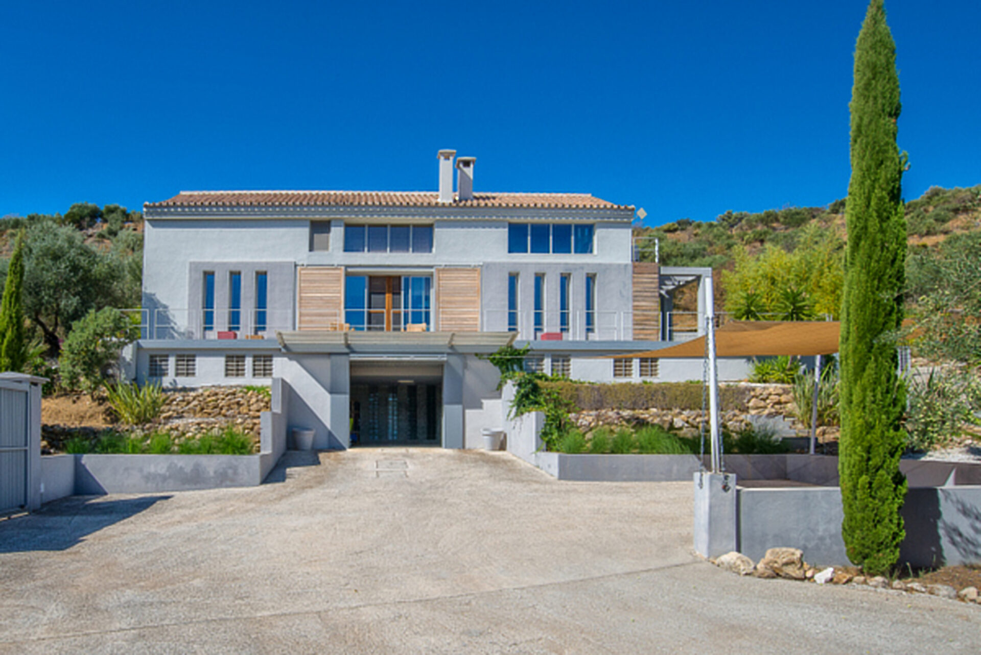Beautiful furnished, contemporary and bright villa with stunning open views in Monda