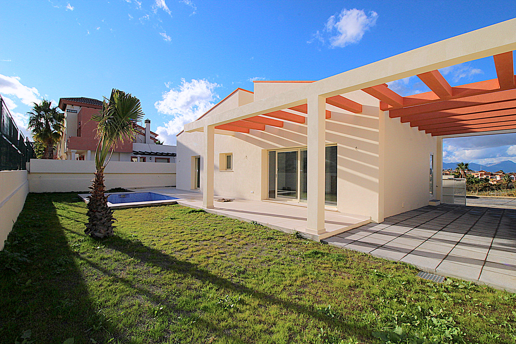 Neugebautes Einfamilienhaus mit Pool wenige Minuten von Coín