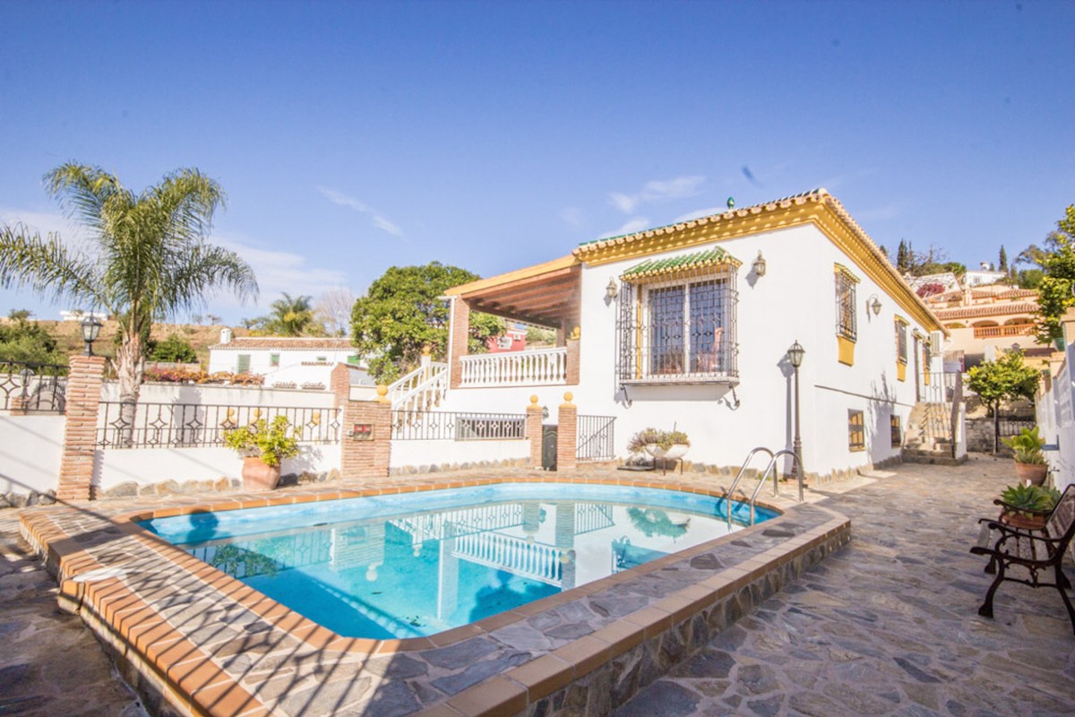 Charming villa walking distance to amenities in Coín