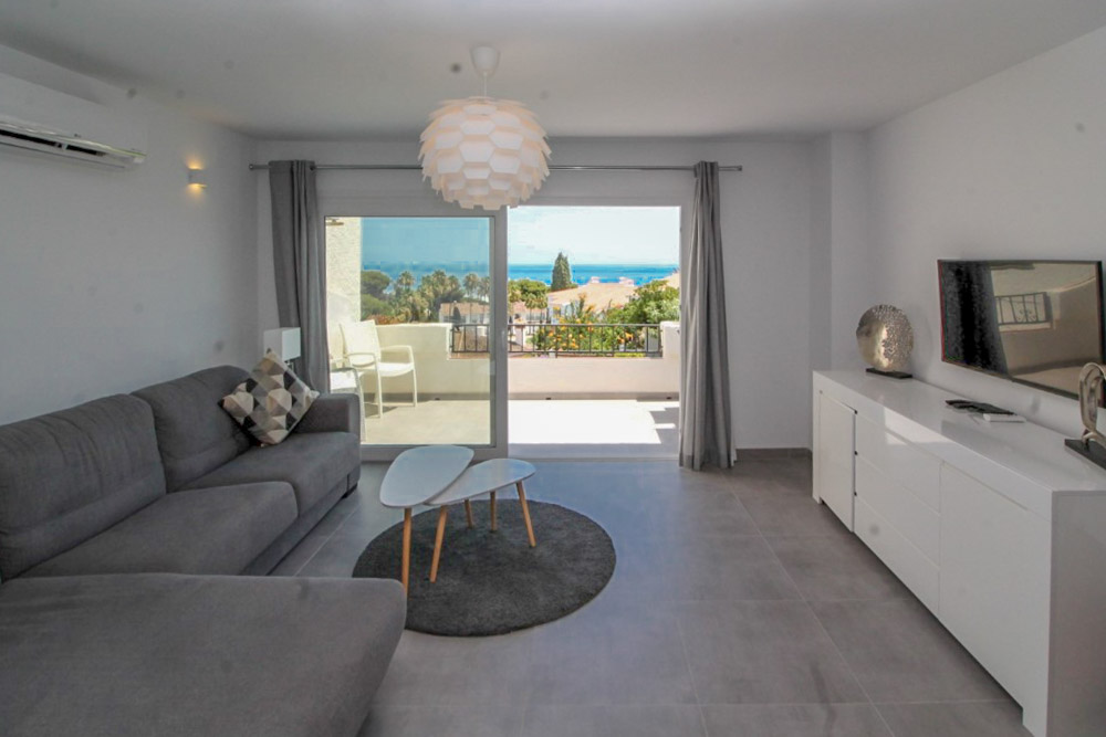 Modern 2 Bedroom Apartment In Miraflores / Riviera Border With Sea Views