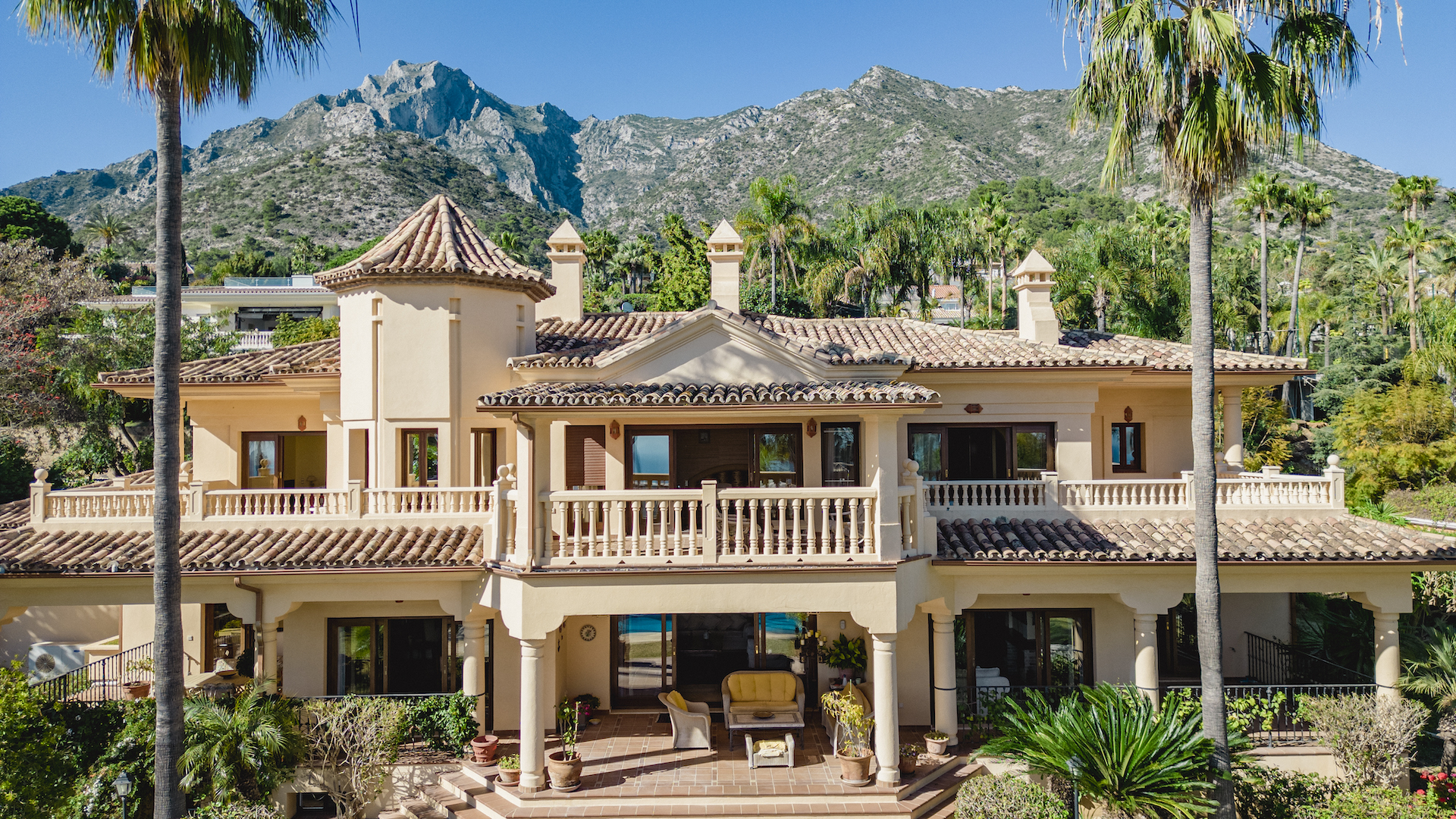 Imposante Villa in bester Lage der luxuriösen Gemeinde Sierra Blanca