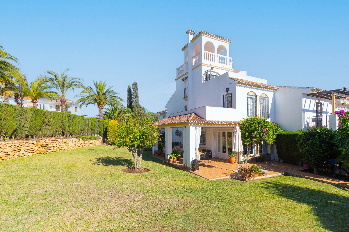 Eckreihenhaus mit grossem Garten in Elviria