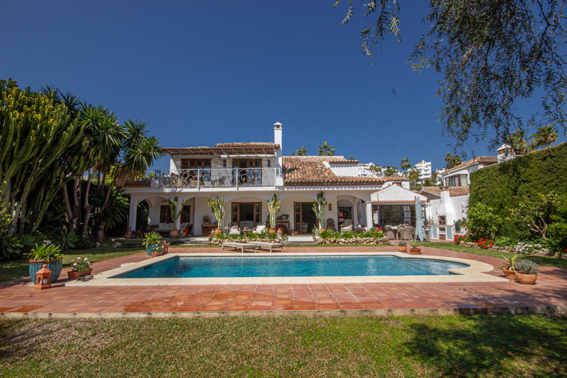 Charming Designer Villa in Marbella Country Club, Nueva Andalucía