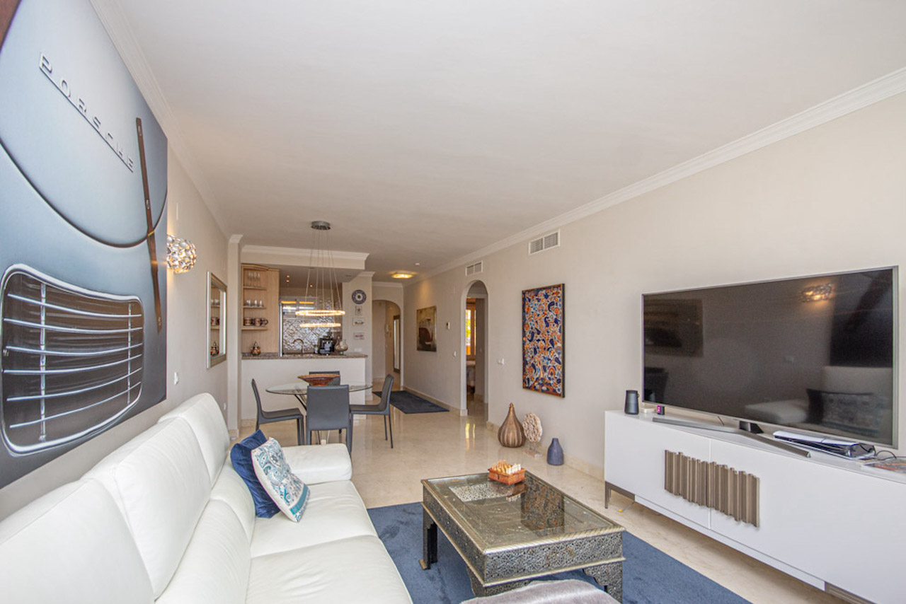 Immaculate middle-floor apartment with sea views in Santa Maria Village.