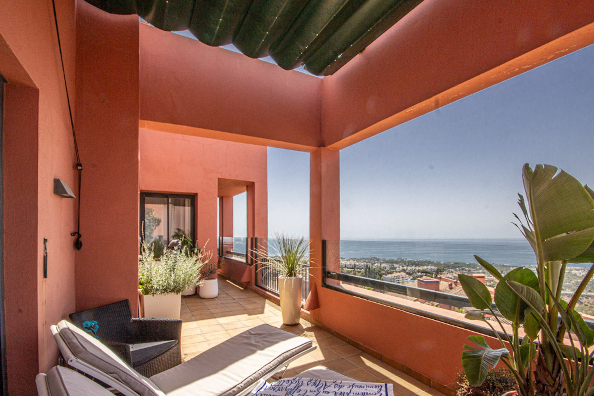 Amplio apartamento de 4 dormitorios con espectaculares vistas panorámicas – Calahonda