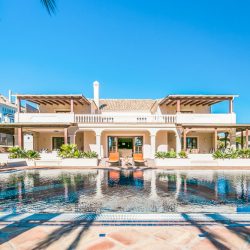 Luxurious Beachside Villa in Las Chapas