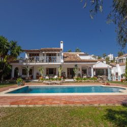 Charming Designer Villa in Marbella Country Club, Nueva Andalucía