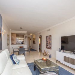 Immaculate middle-floor apartment with sea views in Santa Maria Village.