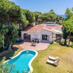 Charming villa in Calahonda 300 meters from the beach.