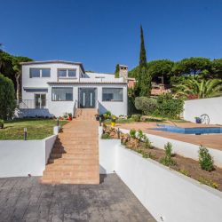 5 bedroom, 5 bathroom Villa for sale in Artola, Marbella